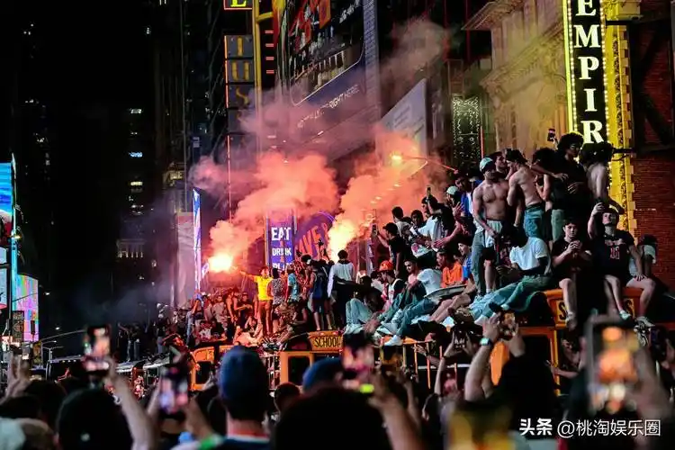 纽约双线狂飙：世界杯热浪未散，尼克斯百万游行引爆篮球狂潮