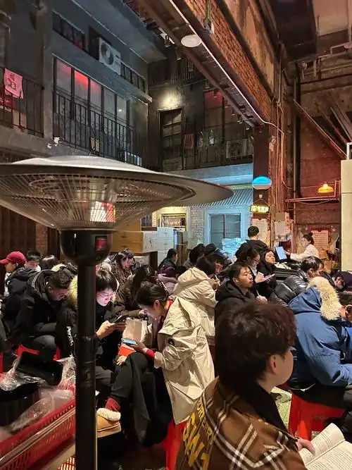 上海凌晨6点餐饮店爆满：球迷文化席卷全国，乒乓国球再掀热潮